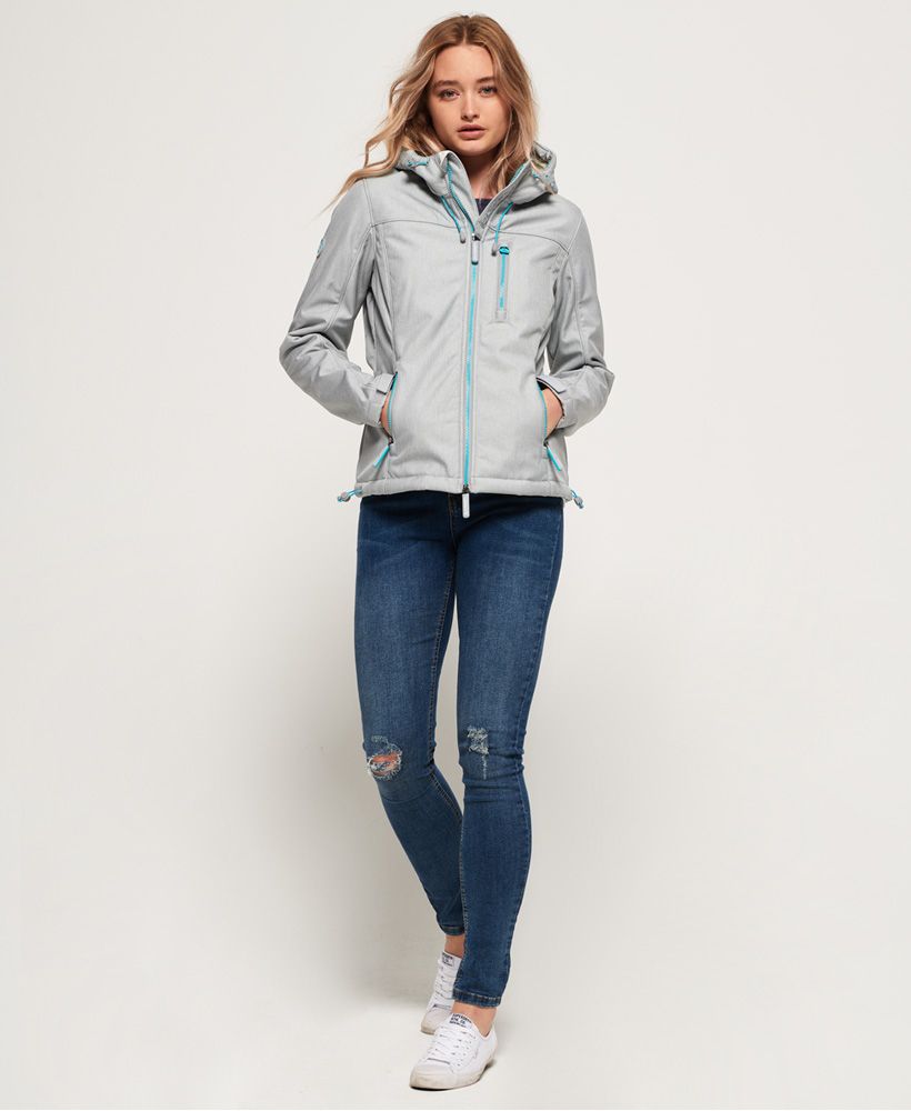 Superdry women’s hooded Winter SD-Windtrekker jacket. Part of the iconic wind family, the hooded SD-Windtrekker is a soft-shell, lightweight jacket designed for practicality and warmth. Featuring a zip fastening, three zipped front pockets and a bungee cord hem and hood. The fleece and mesh lining makes this jacket ideal for layering. For the finishing touches, this jacket features hook and loop adjustable cuffs, a rubber Superdry badge on the arm and an embroidered Superdry logo on the back with contrast stripe detailing.