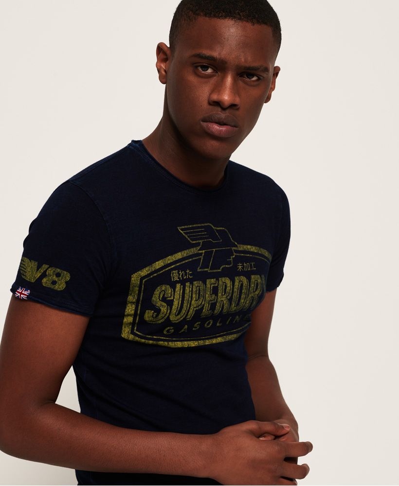 Superdry men’s Worn Well Indigo t-shirt. This is a classic short sleeve t-shirt, featuring a crew neck and large, faded Superdry logo graphic on the chest. The Worn Well Indigo t-shirt is completed with a Superdry logo badge above the hem and tab on one sleeve. Style with jeans and a zip hoodie for a simple, yet stylish look. 