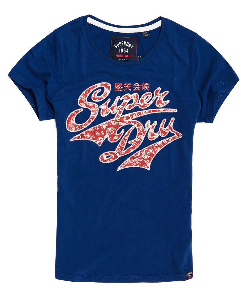 Superdry women’s paisley stacker t-shirt. This classic short sleeve t-shirt features a Superdry graphic print with stitched detailing on the chest and is finished off with a Superdry logo tab on the hem.