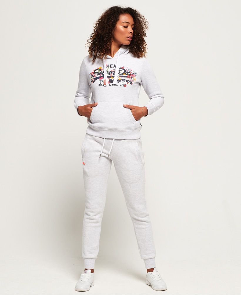Superdry women’s Vintage Logo puff embroidery hoodie. This overhead hoodie is perfect for the everyday and features a drawstring hood, a front pouch pocket, a ribbed hem and ribbed cuffs. The Vintage Logo puff embroidery hoodie also features the iconic Superdry logo across the chest with embroidery inspired flower detailing. Complete the look with a pair of skinny jeans.