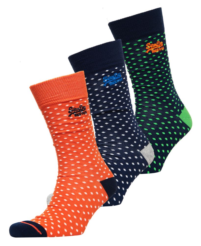 Superdry men’s city sock triple pack. Luxuriously soft socks featuring all over pattern design and ribbed hems. These socks are finished with a Superdry logo on the underside of the socks; as well as a Superdry logo embroidered under the hem. These City socks come boxed, making them a perfect gift this season.