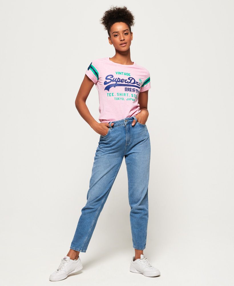 Superdry women’s Shirt shop varsity t-shirt. This is a timeless addition to your wardrobe this season, whether you intend to wear it on its own or layer up in the colder weather, this will keep you looking on-trend. The shirt shop tee features the iconic Superdry logo across the chest in a cracked effect print, textured stripe detailing on the sleeves and a Superdry tab on the hem. 