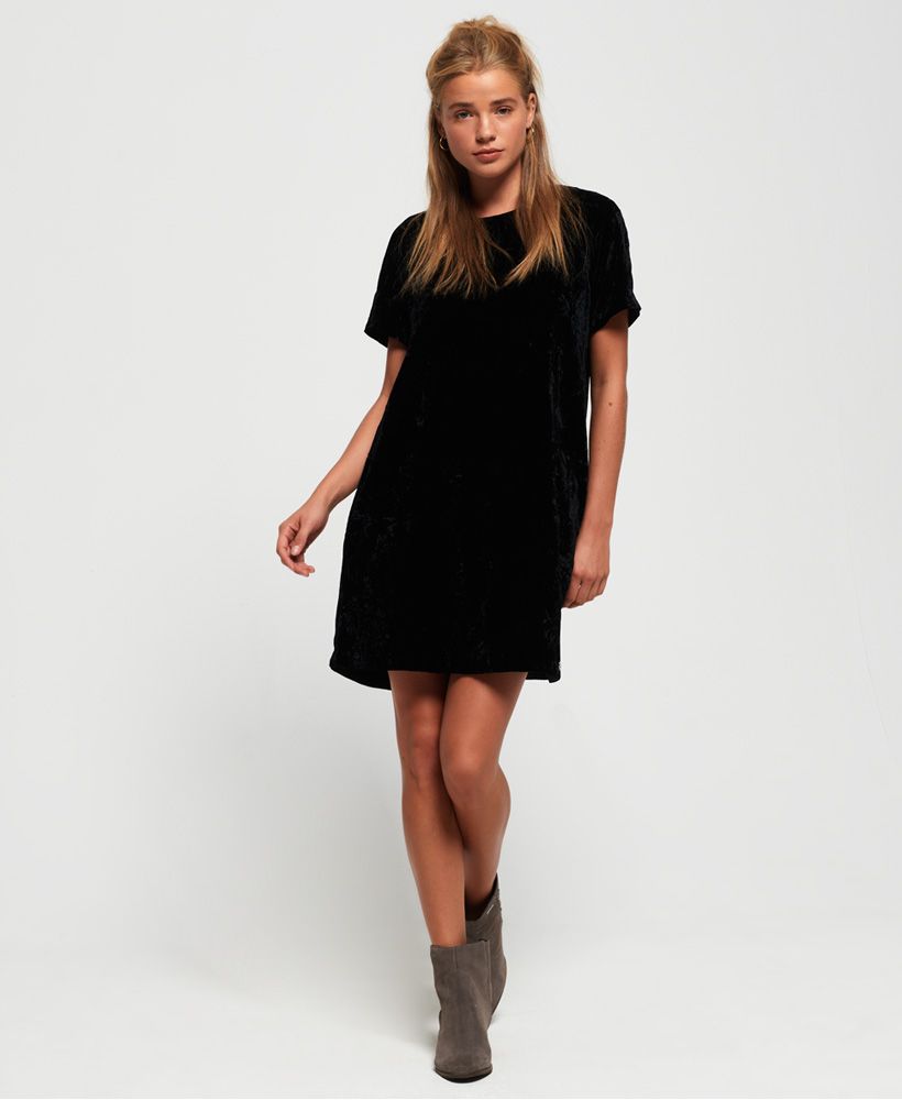 Superdry women's Leonie velvet t-shirt dress. You can never have too many dresses, and the Leonie velvet t-shirt dress is the update your wardrobe needs. This dress features a rear zip fastening and is finished with a metal logo badge on the hem. The relaxed, t-shirt style makes this dress oh so versatile, why not dress down with trainers and a denim jacket or glam it up with a leather jacket and heeled boots.