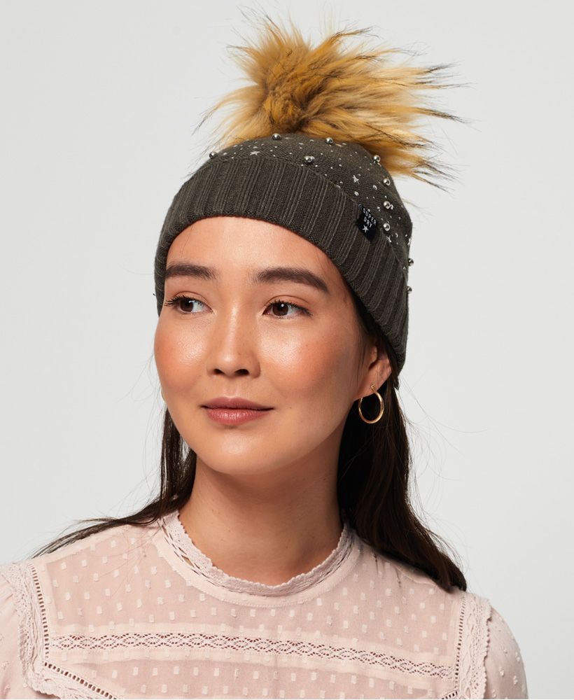 Superdry women’s Rock diamante beanie. Adding some sparkle to your wardrobe with this beanie, featuring a turned up and ribbed hem, diamante detailing and a bobble top. The bobble hat is completed with a Superdry logo tab on the hem. This accessory is ideal for keeping you cosy whilst looking stylish this season.
