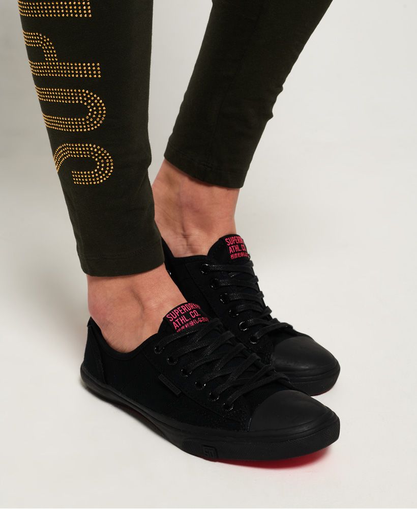 Superdry women’s Low Pro sneakers. Make these casual trainers your go-to this season and style them with most outfits. The Low Pro sneakers feature a lace fastening, a heel pull tab and a rubber Superdry logo tab on the side. The sneakers also have a branded sole and are finished with a Superdry logo tab on the tongue.