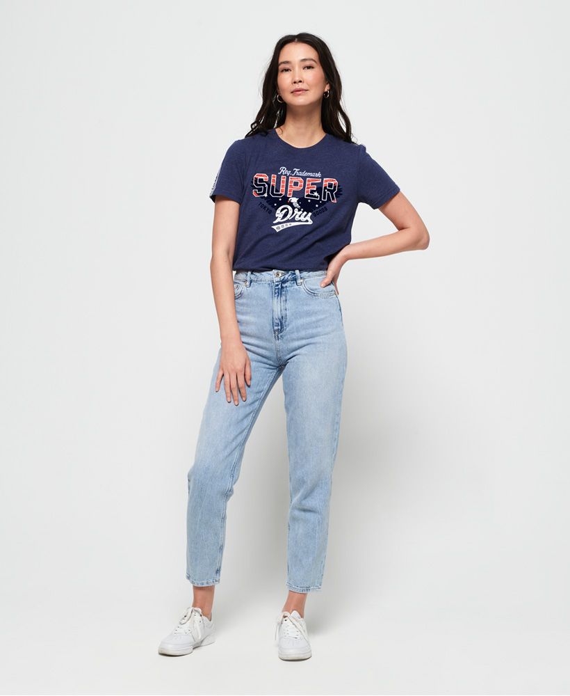 Superdry women’s Eagle star flock t-shirt. Perfect for relaxed dressing, this Eagle star tee is perfect to throw on with jeans and a hoodie for a stylish, yet casual look. This tee features a crew neckline, short sleeves with cracked Superdry detailing and a multi-textured Superdry logo across the chest in a cracked effect print. This super soft tee has been finished with a Superdry tab on the hem.