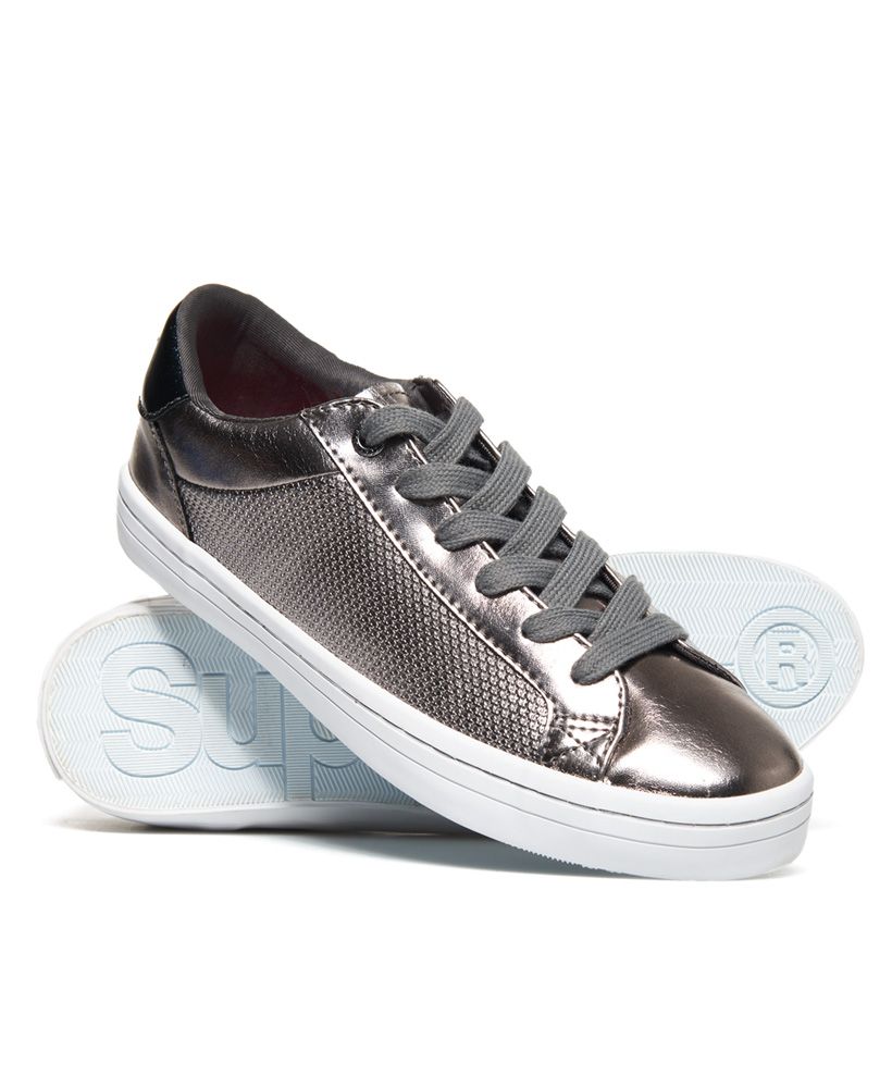 Superdry women’s skater sleek low pro sneakers. Earn some serious style points wearing these skater sleek low pro trainers. They feature a front lace fastening, a Superdry branded sole and a Superdry logo on the tongue and heel. Team these feminine kicks with your favourite pair of jeans and a tee for a comfortable, everyday outfit. 