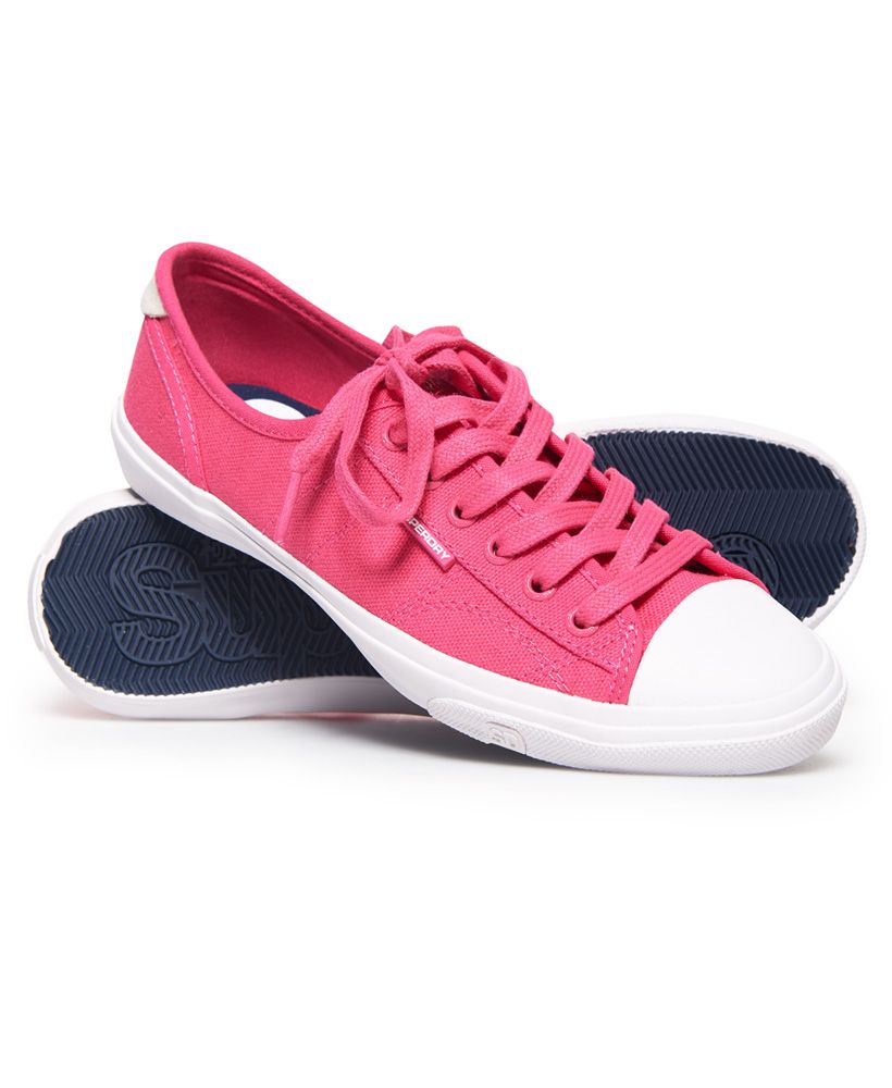 Superdry women’s Low Pro sneakers. Make these casual trainers your go-to this season and style them with most outfits. The Low Pro sneakers feature a lace fastening, a heel pull tab and a rubber Superdry logo tab on the side. The sneakers also have a branded sole and are finished with a Superdry logo tab on the tongue.