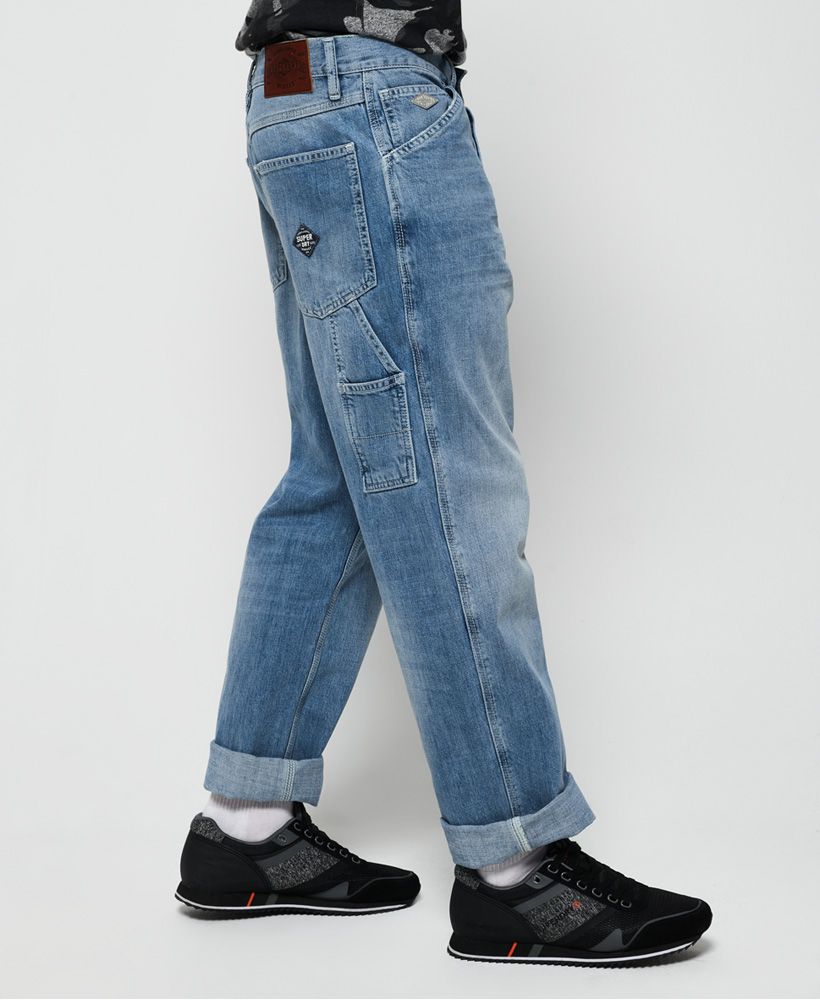 Superdry men's Earl worker jeans. These mid rise jeans have been designed in a relaxed fit and feature button fastening, a classic five pocket design and belt loops. The Earl worker jeans have been completed with a metal logo badge on the coin pocket, leather patch on the rear of the waistband and logo patch on the back pocket. Style with a checked shirt and boots for an easy everyday look.Wide Fit. Some call it baggy, some call it anti-fit, others go with relaxed. It’s a cut that’s more generous. From seat right through to ankle, there’s just more room to move.