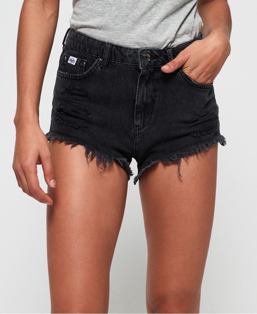 Superdry women’s Eliza cut off shorts. These denim shorts feature distressed detailing and hem, a zip fly fastening and a classic five pocket design. The Eliza cut off shorts are finished with a leather Superdry logo patch at the rear of the waistband and a Vintage Superdry logo patch on the coin pocket.
