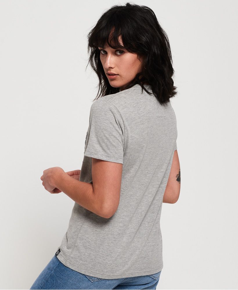 Superdry women’s Vintage logo tonal t-shirt. Perfect for relaxed dressing and with a soft cotton finish, this tee will turn into your number one go-to piece for the new season. It features the iconic Superdry logo across the chest in a high-build finish, short sleeves and a Superdry tab on the hem. Tuck this tee into your favourite jeans or skirt for a timeless look.
