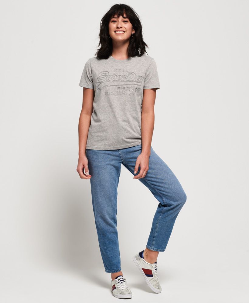 Superdry women’s Vintage logo tonal t-shirt. Perfect for relaxed dressing and with a soft cotton finish, this tee will turn into your number one go-to piece for the new season. It features the iconic Superdry logo across the chest in a high-build finish, short sleeves and a Superdry tab on the hem. Tuck this tee into your favourite jeans or skirt for a timeless look.
