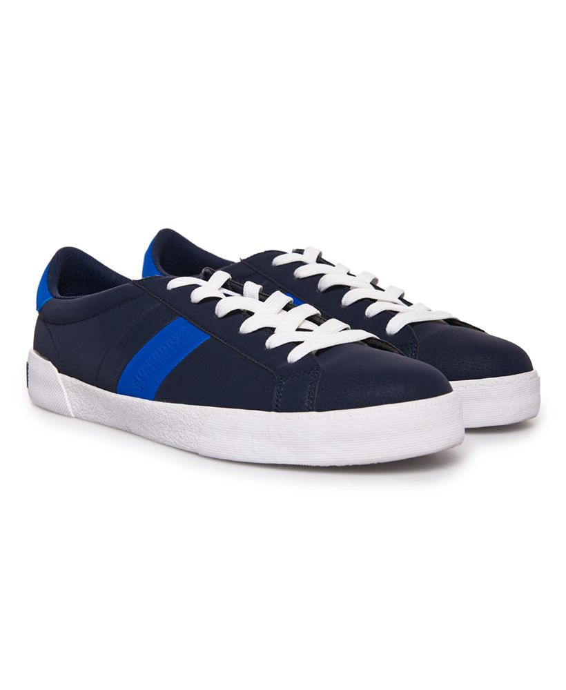 Superdry men’s Vintage Court trainers. Low top trainers featuring a rounded toe, lace-up fastening and branded tread on the sole. These trainers are completed a Superdry logo debossed on the tongue and the side, branding on the inner sole and a Superdry logo on the heel.