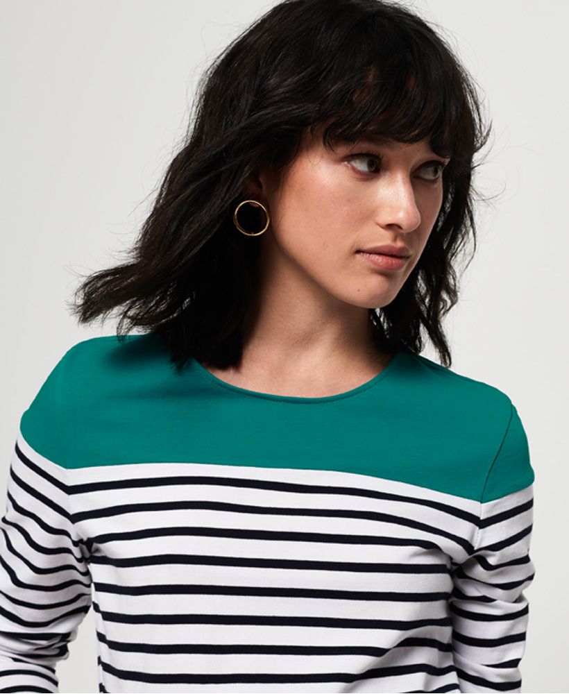 Superdry women’s Breton twist back top. A twist on the classic, the Breton top features a cheeky twist detail on the back, making this a must-have for your wardrobe this season. In addition, this long sleeve top also has a Superdry tab on the hem for a subtle finishing touch. This top is a great staple item, pair it with jeans and trainers or ballet shoes for a comfortable everyday outfit.