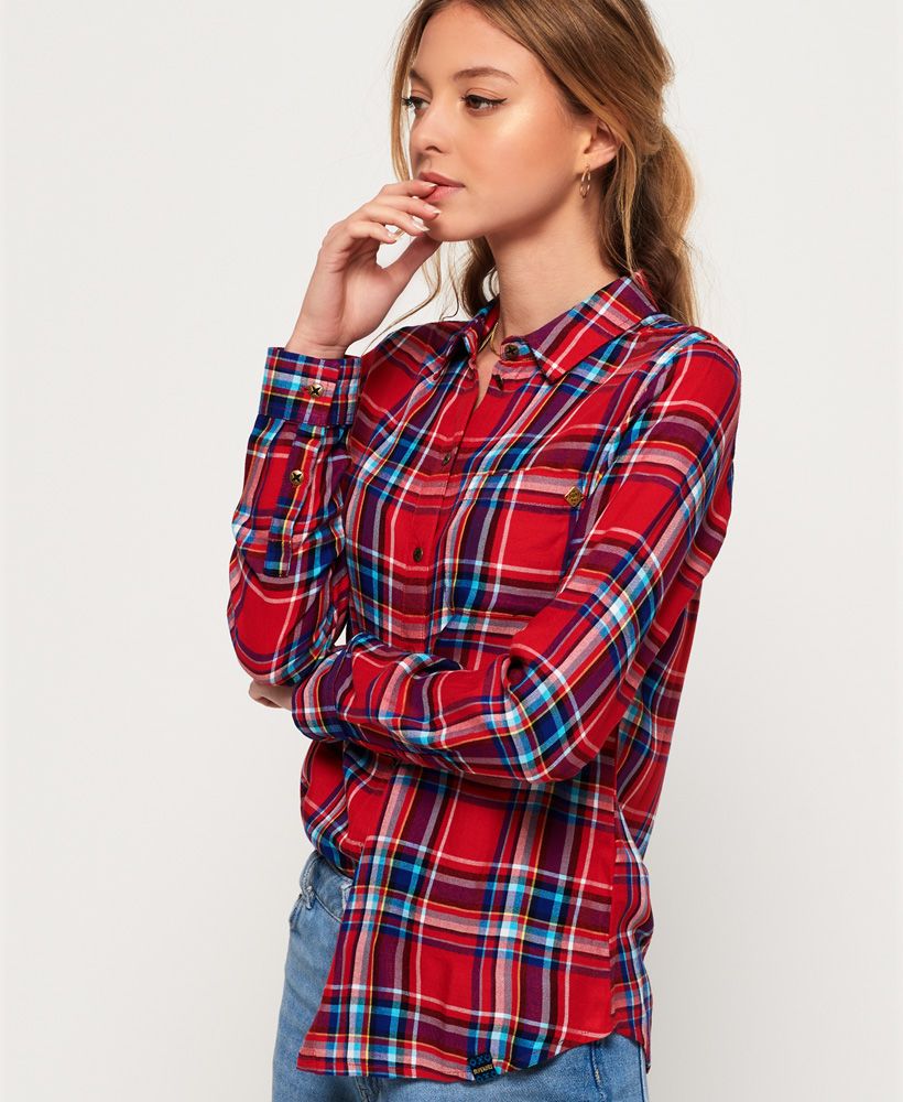 Superdry women’s Anneka check shirt. Casual dressing has never been easier with a checked shirt, a great piece to pair with jeans and boots or tucked into a denim skirt with trainers. This shirt features a button down fastening, a single chest pocket and button cuffs. This lightweight shirt has been finished with a Superdry badge on the pocket and a Superdry tab on the hem.