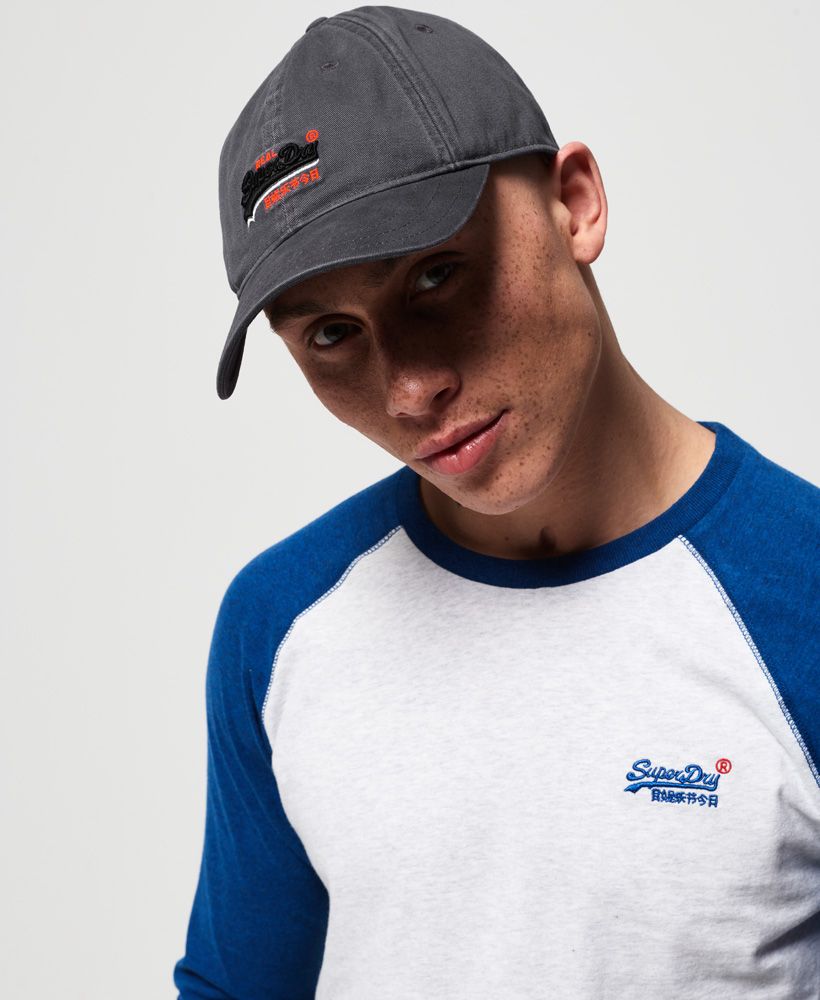 Superdry men’s wash twill cap from the Orange Label range. Our hats are top of the lot and this twill cap is no exception. It features an embroidered Superdry logo across the front, an adjustable clip to adjust the cap to your head and a wash finish to give the hat an authentic feel. 