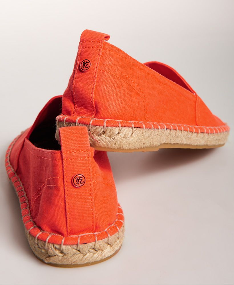 Superdry women’s Erin espadrilles. Have a spring in your step this season wearing these versatile espadrilles. They feature an elasticated upper, rope effect detailing on the side sole and a heel pull tab with a small Japanese inspired logo. Couple these espadrilles with a sundress to complement.