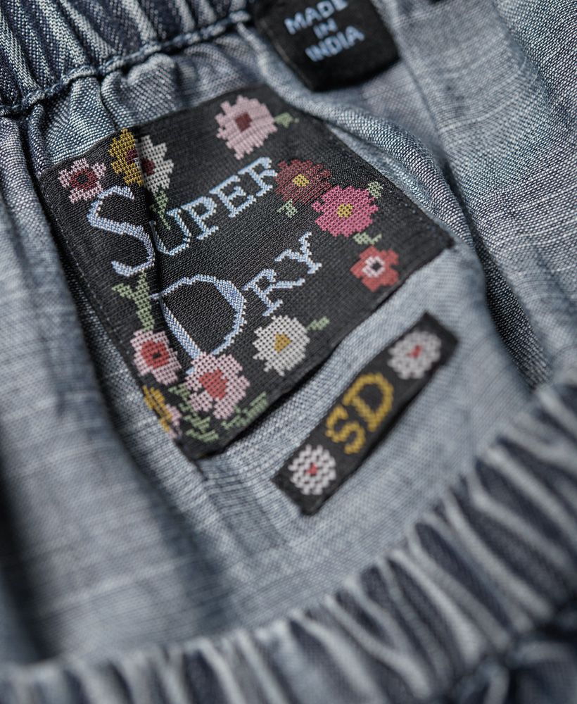 Superdry women's Helena top. This is an ideal piece for your summer wardrobe, featuring an off the shoulder design, elasticated neck line and tie detail on the cuff. Finished with a metal Superdry badge on above hem.