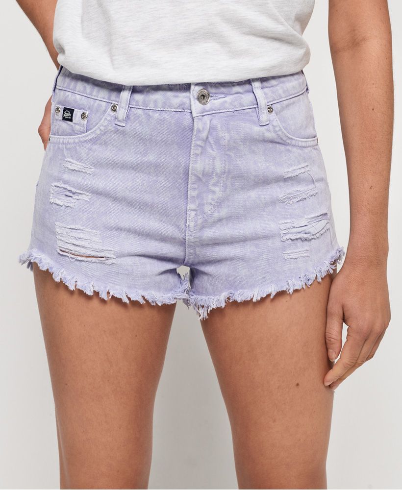 Superdry women’s Eliza cut off shorts. These denim shorts feature a distressed hem, a zip fly fastening and a classic five pocket design. The Eliza cut off shorts are finished with a leather Superdry logo patch at the rear of the waistband and a Vintage Superdry logo badge on the coin pocket.