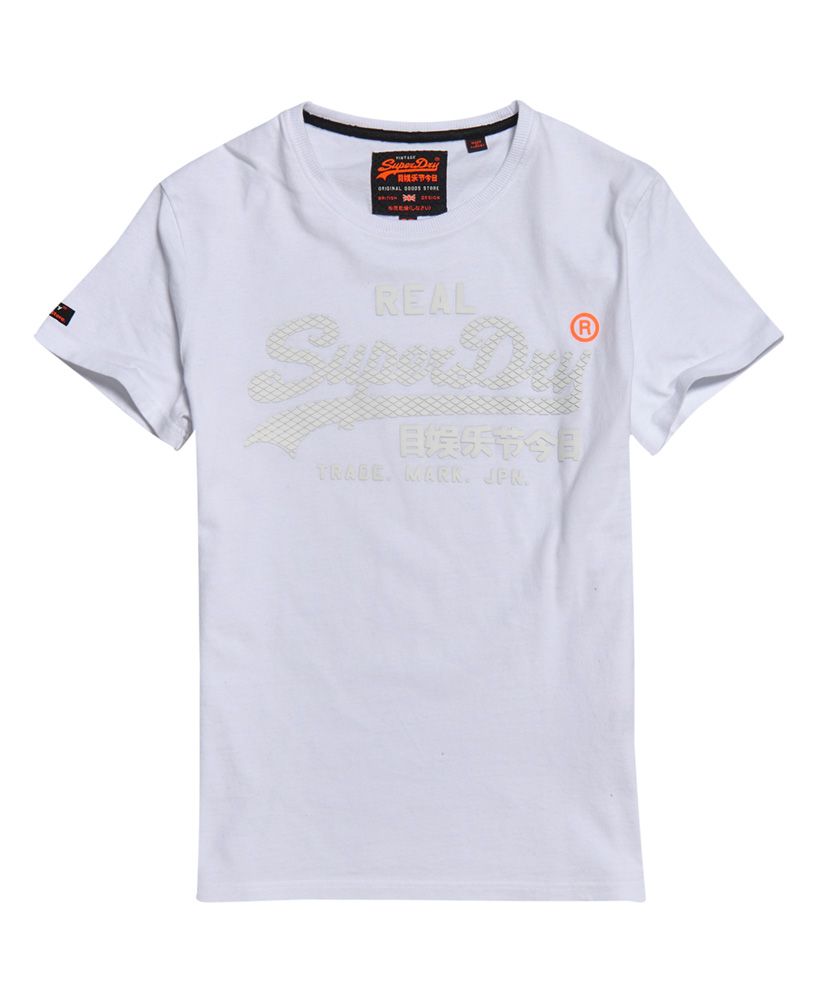 Superdry men’s Vintage logo monochrome t-shirt. Sleek and soft, this short sleeve, crew neck tee is a must-have in your wardrobe this season. It features the iconic Superdry logo across the chest in a textured print and a Superdry patch on the sleeve. It has been engineered for both comfort and everyday use.