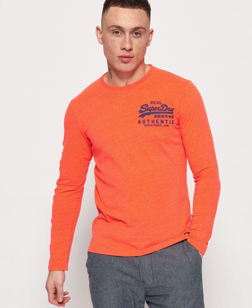 Superdry men's Vintage Logo authentic fade long sleeve t-shirt. Up your t-shirt game this season with this long sleeve t-shirt, featuring a classic crew neck and textured logo graphic on the chest. Completed with textured logo detailing down one sleeve, this t-shirt pairs perfectly with slim jeans or joggers for a classic casual look.