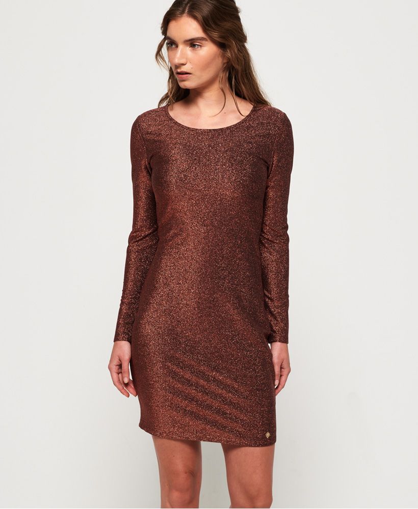 Superdry women’s Mia shimmer dress. This dress is the perfect addition to your party wardrobe, featuring shimmering metallic fabric, long sleeves and a crew neckline. The bodycon fit of the dress shapes perfectly to your body for a flattering silhouette. The Mia shimmer dress is finished with a Superdry logo badge above the hem, and would look great styled with heeled boots and a leather jacket. 
