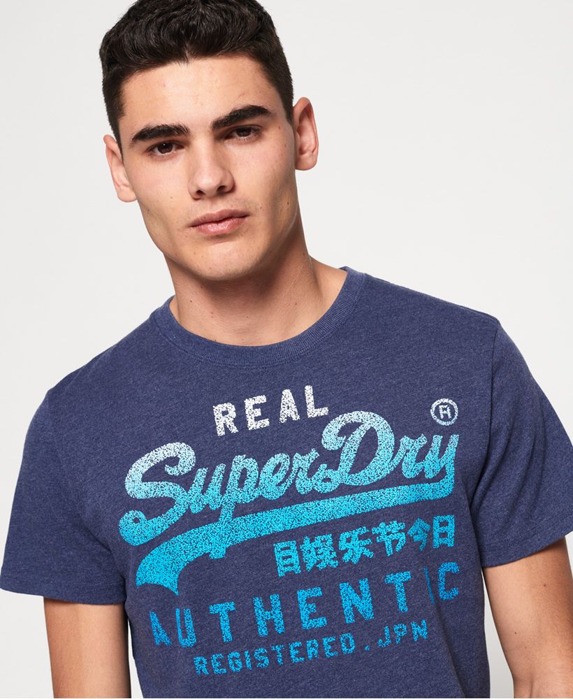 Superdry men’s Vintage Authentic fade t-shirt. This crew neck tee features the iconic Superdry logo across the chest in a textured finish and short sleeves. Wear this tee with your favourite jeans and trainers for a comfortable yet stylish look.