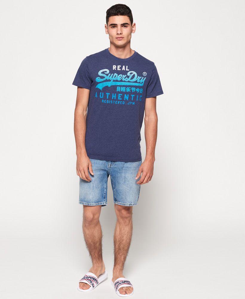 Superdry men’s Vintage Authentic fade t-shirt. This crew neck tee features the iconic Superdry logo across the chest in a textured finish and short sleeves. Wear this tee with your favourite jeans and trainers for a comfortable yet stylish look.