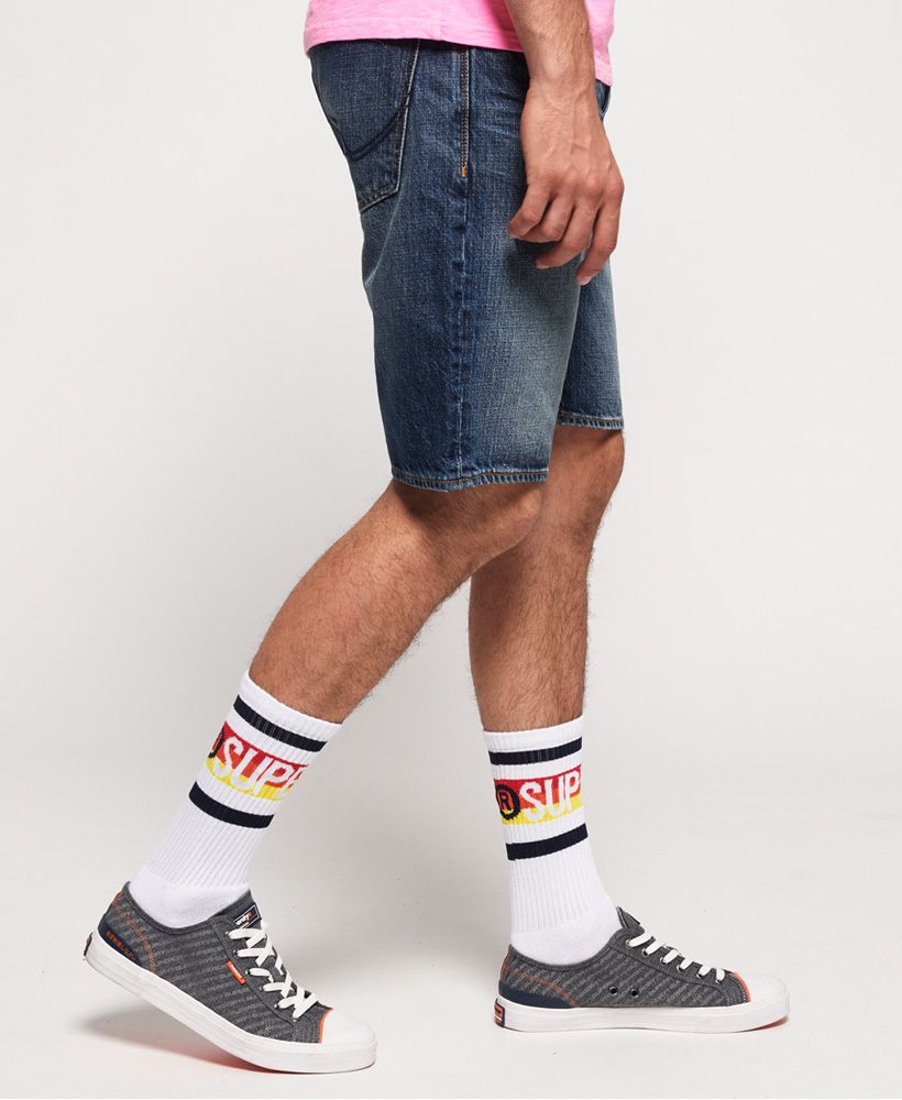 Superdry men’s Biker denim shorts. These denim shorts have the classic five pocket design as well as a button fly fastening. The Biker shorts are finished with an embroidered Superdry logo on the coin pocket, Superdry branded buttons and rivets, logo tab on the back pocket and an embossed leather logo patch on the waistband.