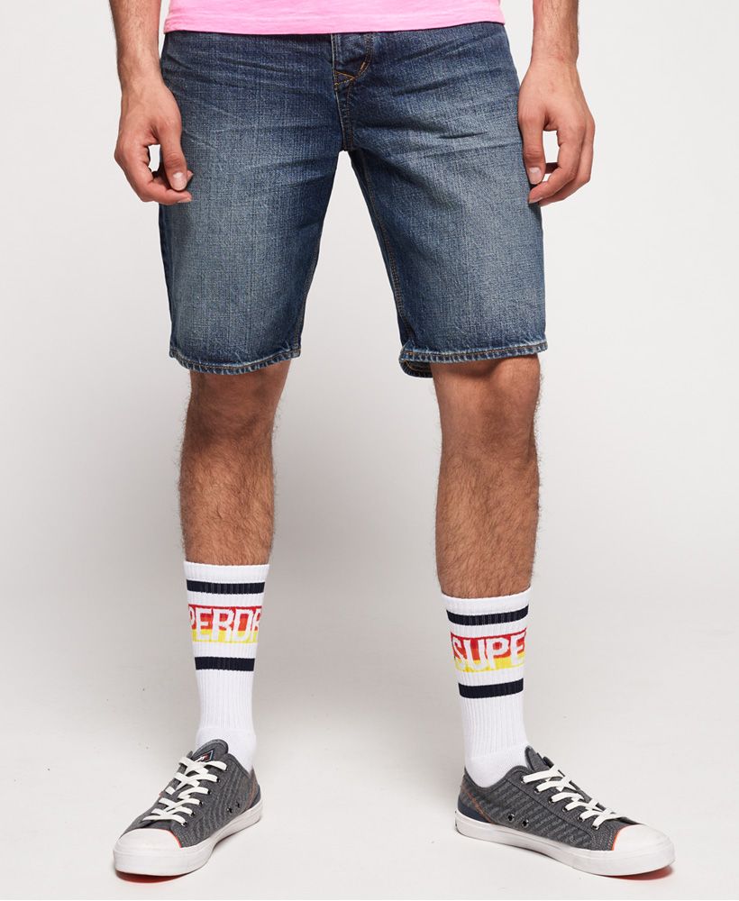 Superdry men’s Biker denim shorts. These denim shorts have the classic five pocket design as well as a button fly fastening. The Biker shorts are finished with an embroidered Superdry logo on the coin pocket, Superdry branded buttons and rivets, logo tab on the back pocket and an embossed leather logo patch on the waistband.
