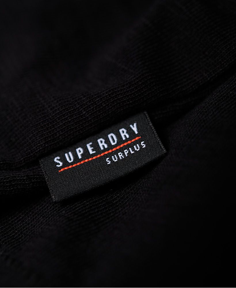 Superdry men's Surplus Goods short sleeve pocket t-shirt. This t-shirt features short sleeves, a ribbed crew neck and a single chest pocket with a striped design. Completed with a Superdry logo badge on the pocket abd a Superdry logo tab on the side seam and on one sleeve.