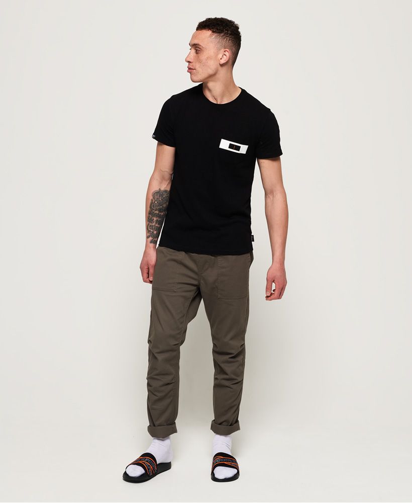Superdry men's Surplus Goods short sleeve pocket t-shirt. This t-shirt features short sleeves, a ribbed crew neck and a single chest pocket with a striped design. Completed with a Superdry logo badge on the pocket abd a Superdry logo tab on the side seam and on one sleeve.