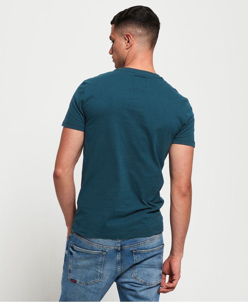 Superdry men's Vintage Embroidery t-shirt. Refresh your everyday essentials this season with the Vintage Embroidery t-shirt. This short sleeve t-shirt features a crew neck and is completed with an embroidered version of the Superdry logo above the hem and logo tab on one sleeve. Effortlessly versatile, wear on its own with a pair of denim shorts or layer under an open shirt and jeans for an easy, casual outfit.