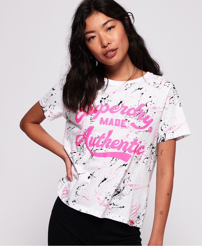 Superdry women’s Made Authentic all over print boxy t-shirt. This boxy fit t-shirt features a classic crew neck with an all over splatter print and a large Superdry logo across the front. Finished with a Superdry logo tab on the hem.