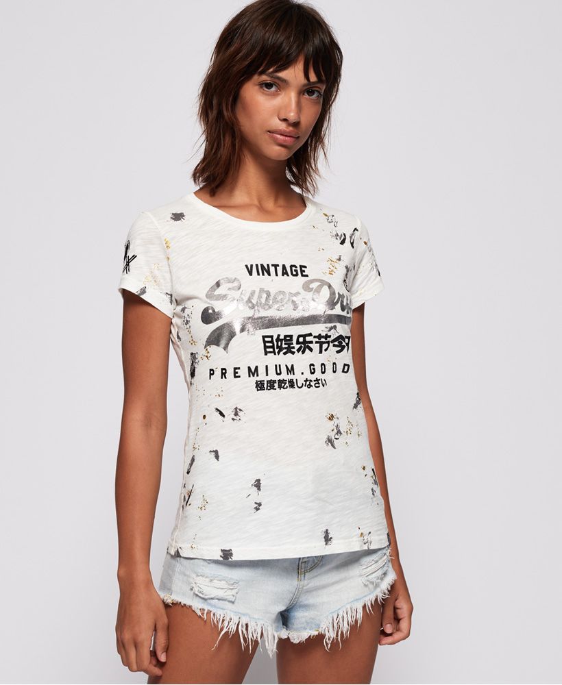 Superdry women’s premium goods doodle t-shirt. This short sleeved t-shirt features the iconic Vintage Superdry logo across the chest and a paint splatter effect all over. The t-shirt is finished a Superdry logo tab on the hem. A great addition to your wardrobe, that will look great in every season.
