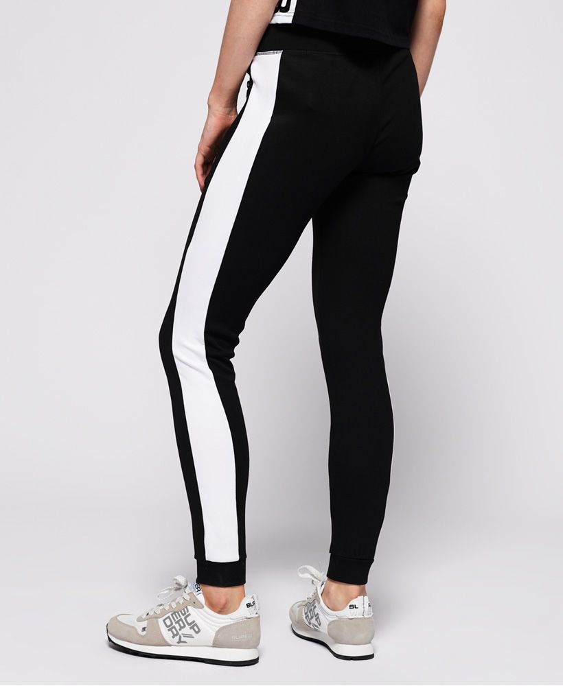Superdry women’s SD sport gym tech luxe joggers. The gym tech luxe joggers features a drawstring waistband, two front pockets with zip fastenings and cuffed bottoms. These joggers are finished off with a Superdry sport logo tab on the back of the waistband.