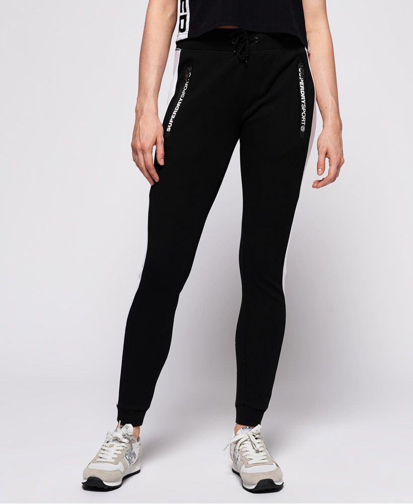 Superdry women’s SD sport gym tech luxe joggers. The gym tech luxe joggers features a drawstring waistband, two front pockets with zip fastenings and cuffed bottoms. These joggers are finished off with a Superdry sport logo tab on the back of the waistband.