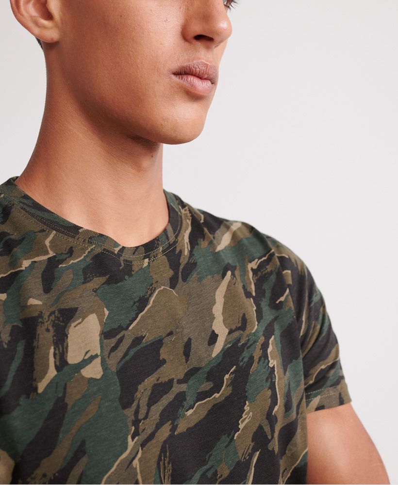 Superdry men's Rookie T-shirt. It's time to update those plain T-shirts with this Camo print Rookie T-shirt. This short sleeved T-shirt comes with a Superdry logo patch on the hemlineSlim fit