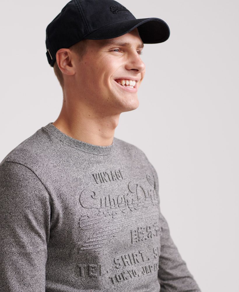 Superdry men’s Shirt Shop embossed long sleeve t-shirt. This crew neck t-shirt is a great layering option to have in your wardrobe this season, featuring a Superdry logo in an embossed design across the chest. The Shirt Shop long sleeved t-shirt pairs well with jeans or joggers for a stylish off-duty look or if you want a smarter style, team this tee with chinos and boots.