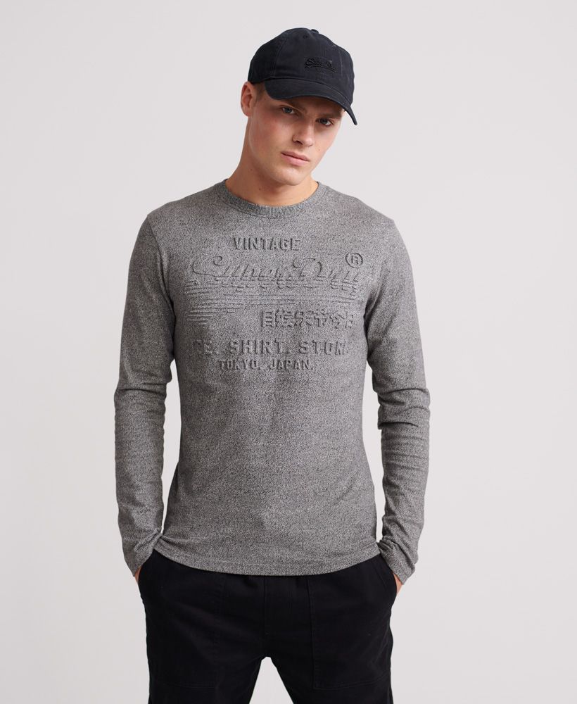 Superdry men’s Shirt Shop embossed long sleeve t-shirt. This crew neck t-shirt is a great layering option to have in your wardrobe this season, featuring a Superdry logo in an embossed design across the chest. The Shirt Shop long sleeved t-shirt pairs well with jeans or joggers for a stylish off-duty look or if you want a smarter style, team this tee with chinos and boots.