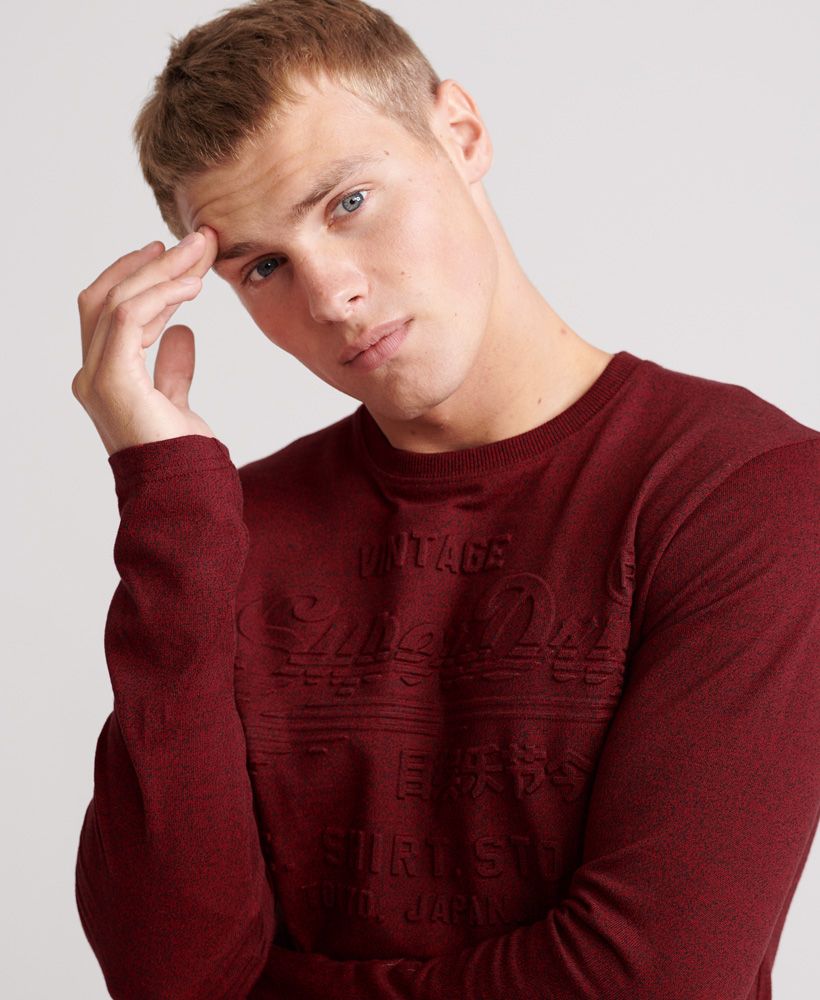Superdry men’s Shirt Shop embossed long sleeve t-shirt. This crew neck t-shirt is a great layering option to have in your wardrobe this season, featuring a Superdry logo in an embossed design across the chest. The Shirt Shop long sleeved t-shirt pairs well with jeans or joggers for a stylish off-duty look or if you want a smarter style, team this tee with chinos and boots.