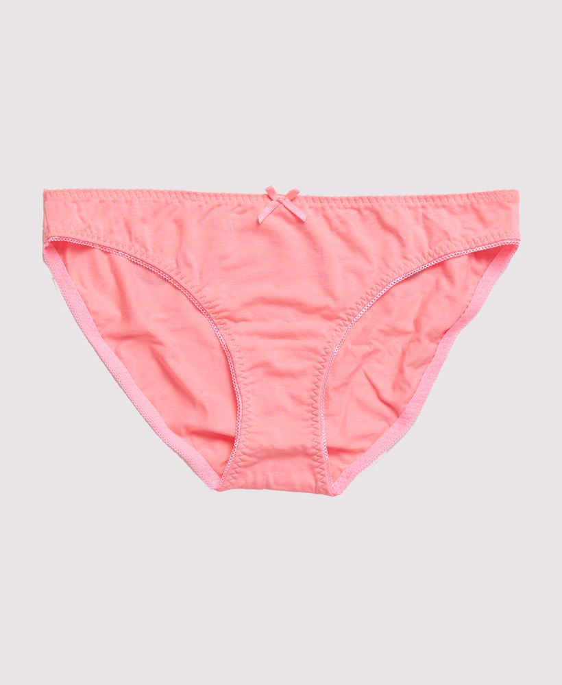Superdry women’s Super Standard brief triple pack. A pack of three standard style briefs featuring an elasticated waistband and Superdry logo branding on the back.Please note due to hygiene reasons, we are unable to offer an exchange or refund on underwear, unless they are sealed in their original packaging. This does not affect your statutory rights.