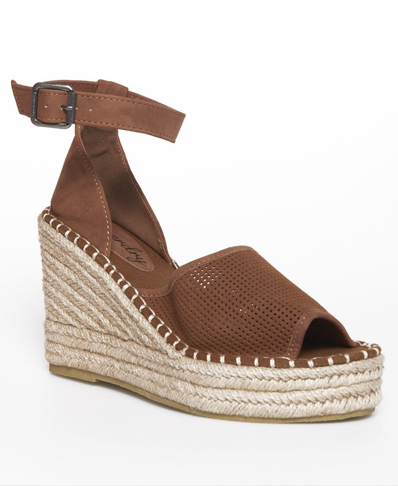 Superdry women’s Anna wedge espadrilles. These wedge espadrilles are perfect for this season and would be the ideal shoe for when you’re going from the office to the bar. The Anna wedge espadrilles feature a sling-back, buckle fastening, peep toe and stitch detailing around the shoe. The wedge espadrilles are finished with a subtle, metal Superdry logo badge at the rear.