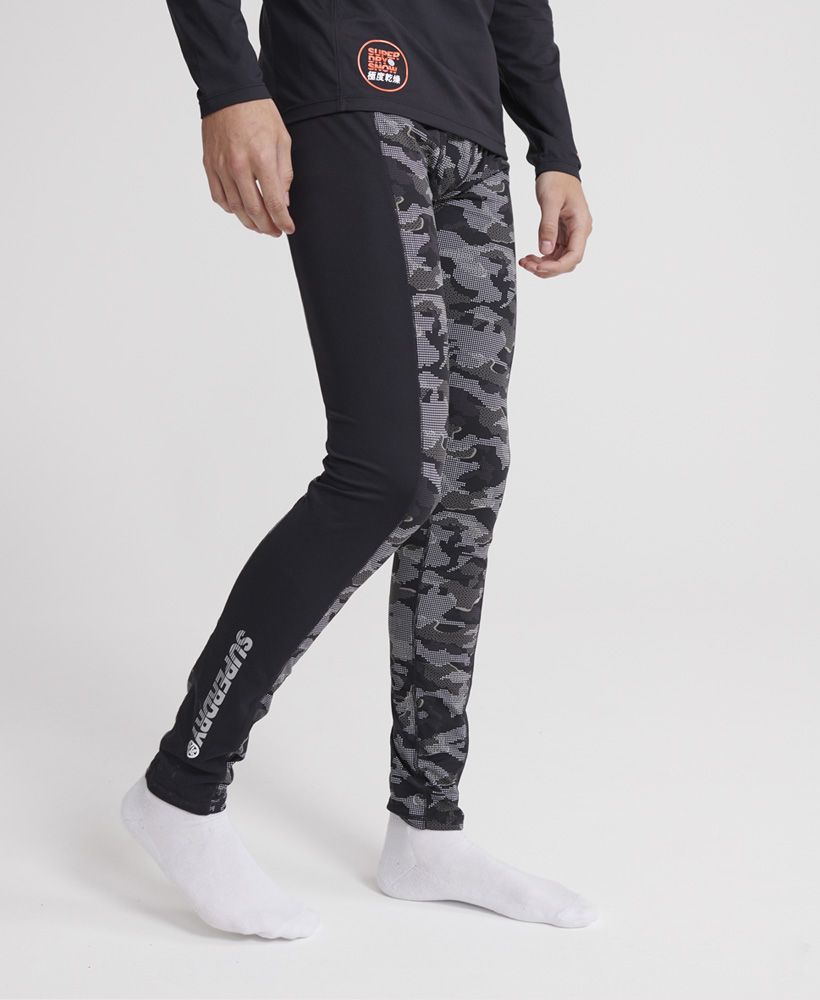 Superdry men's Carbon Baselayer leggings. These quick dry, elasticated waistband leggings are a perfect first layer under a pair of our snow pants. Large rubberised Superdry branding is displayed down the side of the left leg, The elasticated waistband features Superdry branding, as well as an ultra soft lining making a comfortable fit.