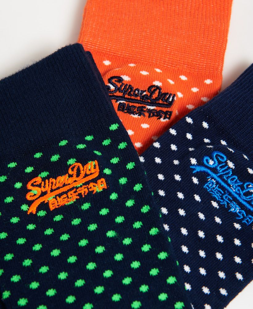 Superdry men’s city sock triple pack. Luxuriously soft socks featuring all over pattern design and ribbed hems. These socks are finished with a Superdry logo on the underside of the socks; as well as a Superdry logo embroidered under the hem. These City socks come boxed, making them a perfect gift this season.