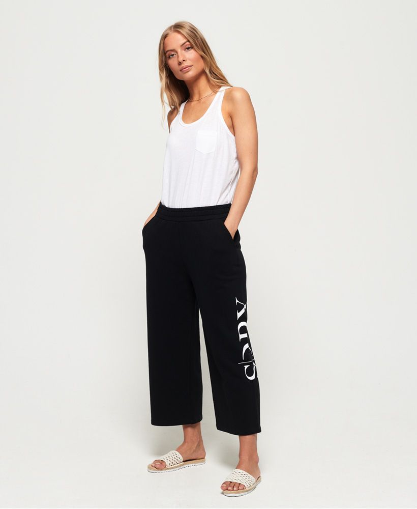 Description Superdry women's Edit wide leg lite joggers. Be comfortable in style with these wide leg cropped joggers featuring an elasticated waistband, two front pockets and are finished with a textured Superdry logo on one leg. This will look great paired with a plain t-shirt and trainers for an on trend look this season.