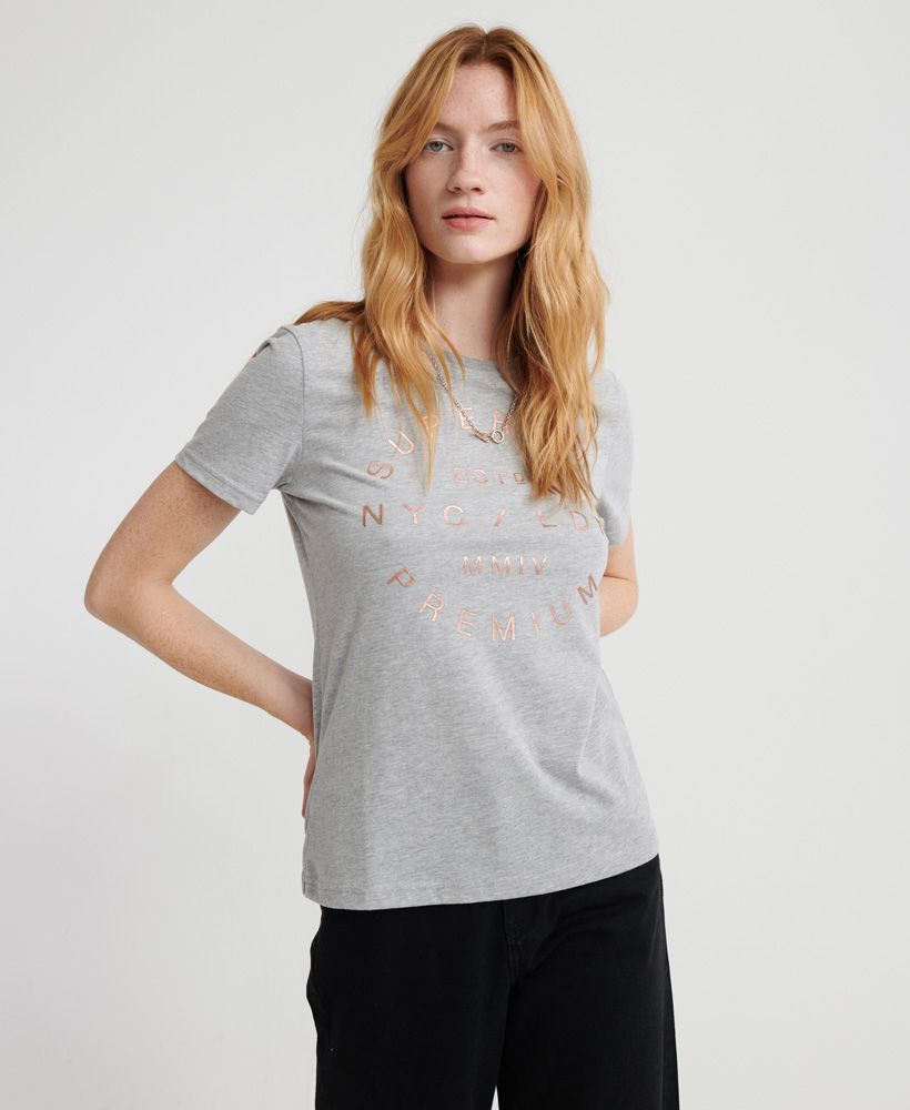 Superdry women's NYC studio foil T-shirt. This NYC short sleeved tee features a ribbed crew neck collar and a large contemporary Superdry logo to the chest.