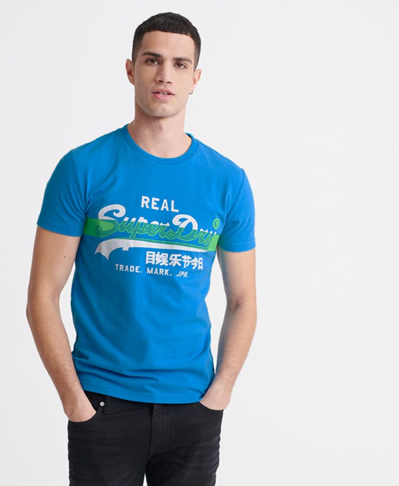 Superdry men's Vintage Logo Cross Hatch T-shirt. A classic style T-shirt featuring a ribbed crew neck, short sleeves and a textured vintage Superdry logo with a cross hatch design across the chest. This tee will be a great new addition to your wardrobe essentials this season.Slim fit