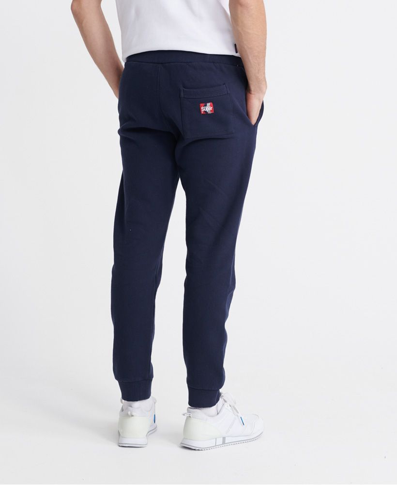 Superdry men's SDQB zero six jogger. These joggers feature a drawstring waist, two front pockets, one back pockt and a ribbed waistband and cuffs. Finished with a textured Superdry logo on the front and a Superdry patch logo on the back pocket.Slim fit