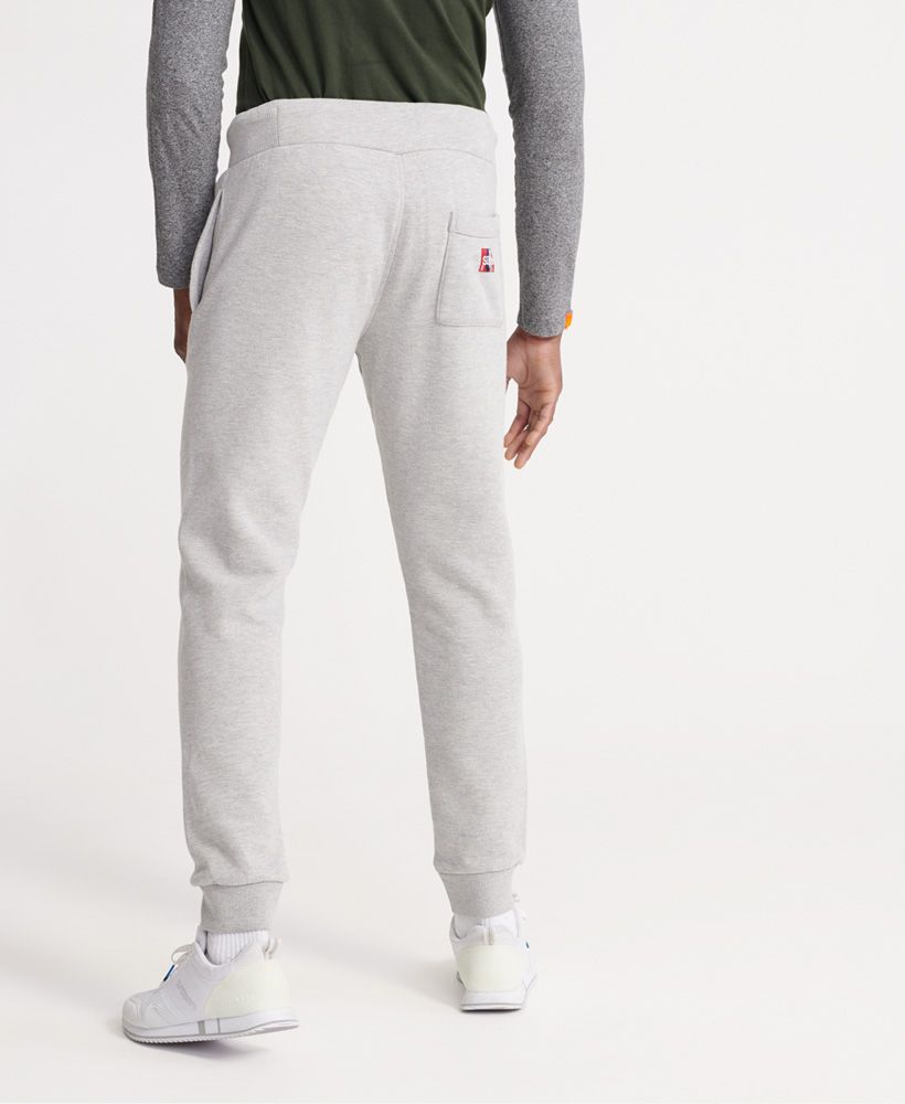 Superdry men's SDQB zero six jogger. These joggers feature a drawstring waist, two front pockets, one back pockt and a ribbed waistband and cuffs. Finished with a textured Superdry logo on the front and a Superdry patch logo on the back pocket.Slim fit